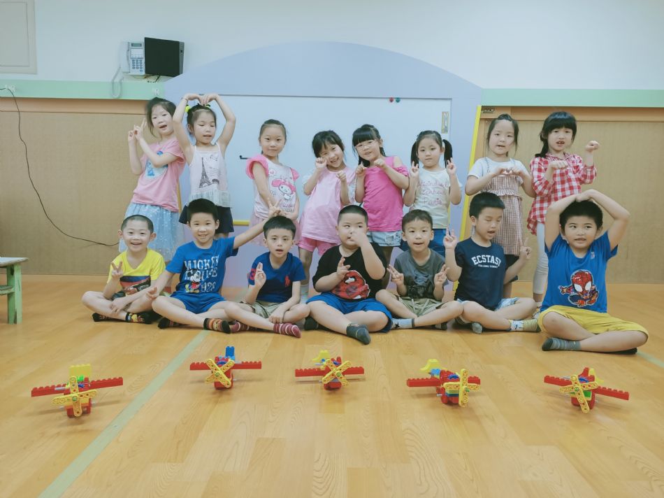 文件 : <FONT COLOR='red'>(109.05.18)樂高-6.JPG</FONT> <BR> 尺寸 : <FONT COLOR='blue'>950 × 712</FONT> 圖元 <BR> 格式 : <FONT COLOR='green'>jpg</FONT> <BR> 大小 : <FONT COLOR='green'> -- </FONT> KB