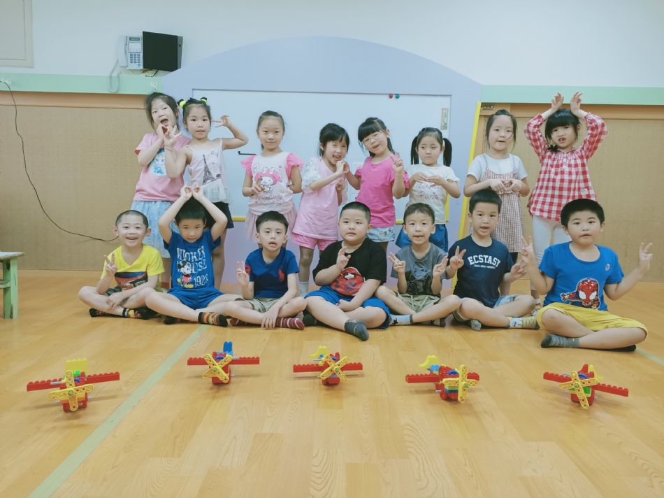 文件 : <FONT COLOR='red'>(109.05.18)樂高.JPG</FONT> <BR> 尺寸 : <FONT COLOR='blue'>950 × 712</FONT> 圖元 <BR> 格式 : <FONT COLOR='green'>jpg</FONT> <BR> 大小 : <FONT COLOR='green'> -- </FONT> KB