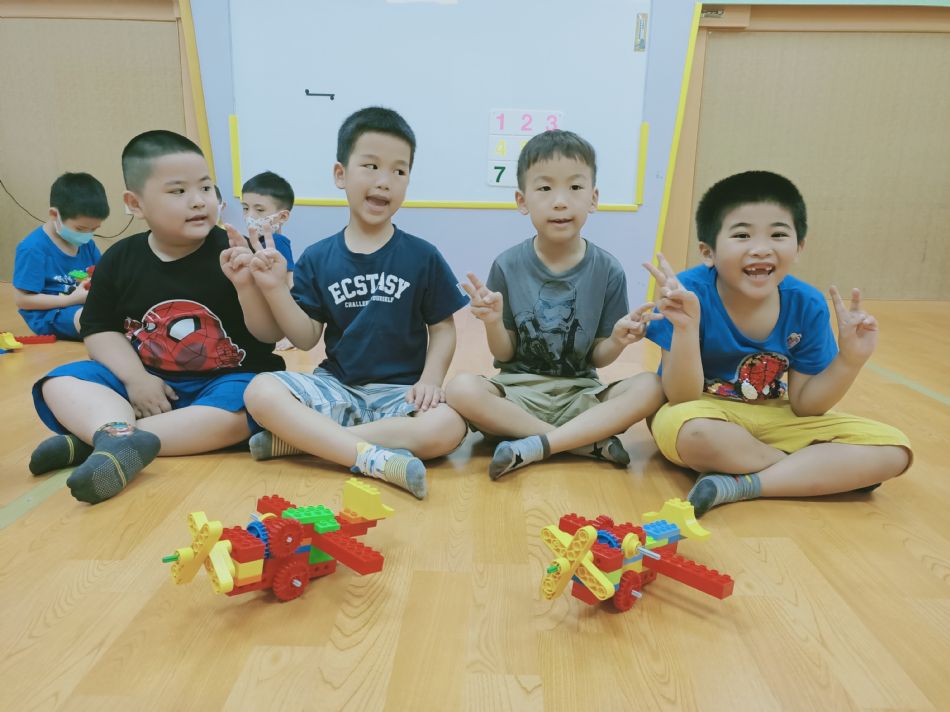 文件 : <FONT COLOR='red'>(109.05.18)樂高-6.JPG</FONT> <BR> 尺寸 : <FONT COLOR='blue'>950 × 712</FONT> 圖元 <BR> 格式 : <FONT COLOR='green'>jpg</FONT> <BR> 大小 : <FONT COLOR='green'> -- </FONT> KB