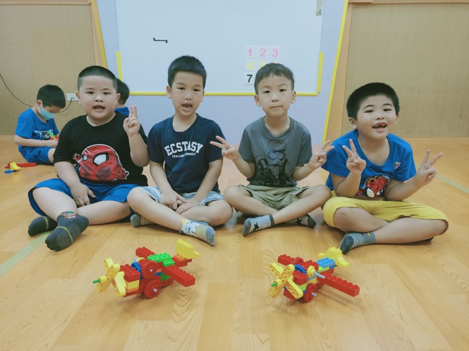 文件 : <FONT COLOR='red'>(109.05.18)樂高-7.JPG</FONT> <BR> 尺寸 : <FONT COLOR='blue'>950 × 712</FONT> 圖元 <BR> 格式 : <FONT COLOR='green'>jpg</FONT> <BR> 大小 : <FONT COLOR='green'> -- </FONT> KB