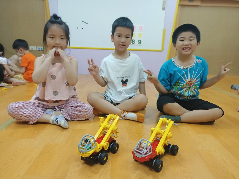 文件 : <FONT COLOR='red'>(109.05.25)樂高【吊車】.JPG</FONT> <BR> 尺寸 : <FONT COLOR='blue'>950 × 712</FONT> 圖元 <BR> 格式 : <FONT COLOR='green'>jpg</FONT> <BR> 大小 : <FONT COLOR='green'> -- </FONT> KB