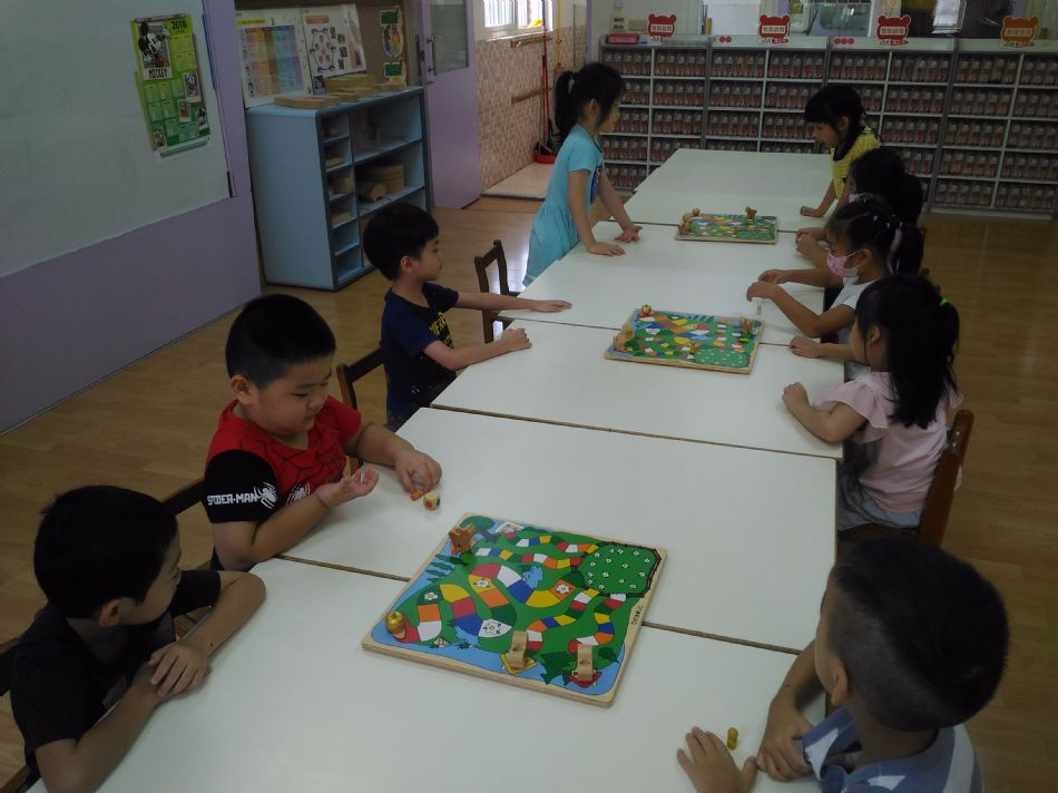 文件 : <FONT COLOR='red'>(108.08.13)桌遊-1.JPG</FONT> <BR> 尺寸 : <FONT COLOR='blue'>950 × 712</FONT> 圖元 <BR> 格式 : <FONT COLOR='green'>jpg</FONT> <BR> 大小 : <FONT COLOR='green'> -- </FONT> KB