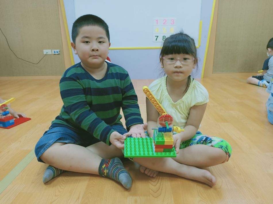 文件 : <FONT COLOR='red'>(109.06.15)樂高【柵欄】-5.JPG</FONT> <BR> 尺寸 : <FONT COLOR='blue'>950 × 712</FONT> 圖元 <BR> 格式 : <FONT COLOR='green'>jpg</FONT> <BR> 大小 : <FONT COLOR='green'> -- </FONT> KB