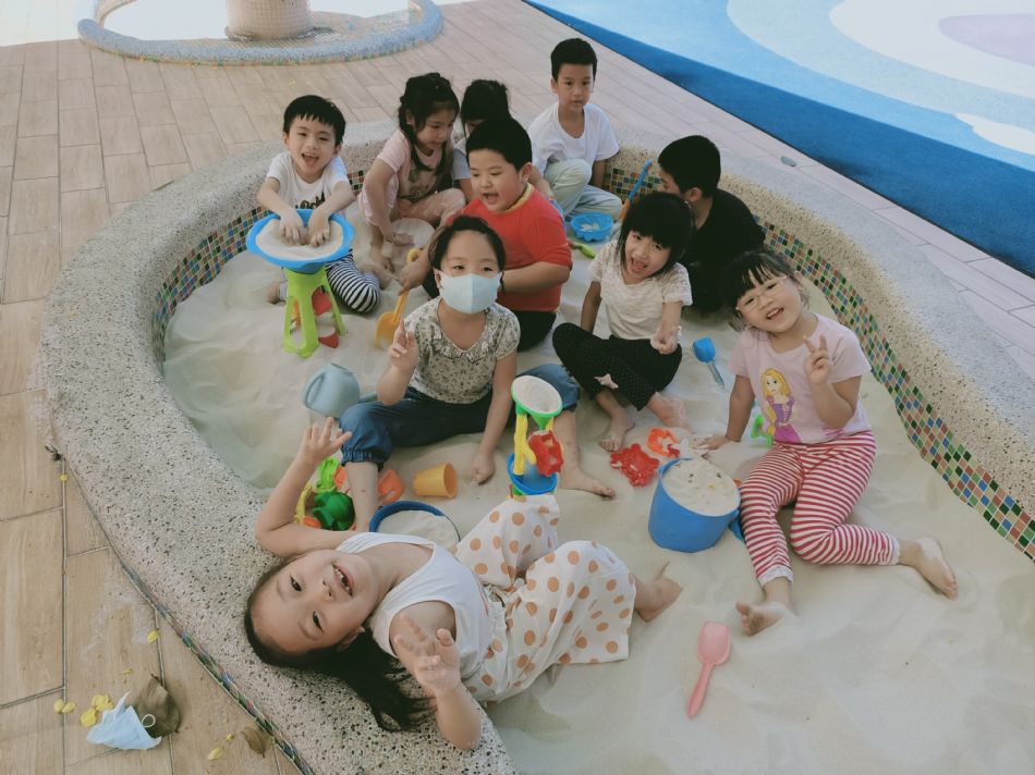 文件 : <FONT COLOR='red'>(109.06.19)玩沙-1.JPG</FONT> <BR> 尺寸 : <FONT COLOR='blue'>950 × 712</FONT> 圖元 <BR> 格式 : <FONT COLOR='green'>jpg</FONT> <BR> 大小 : <FONT COLOR='green'> -- </FONT> KB