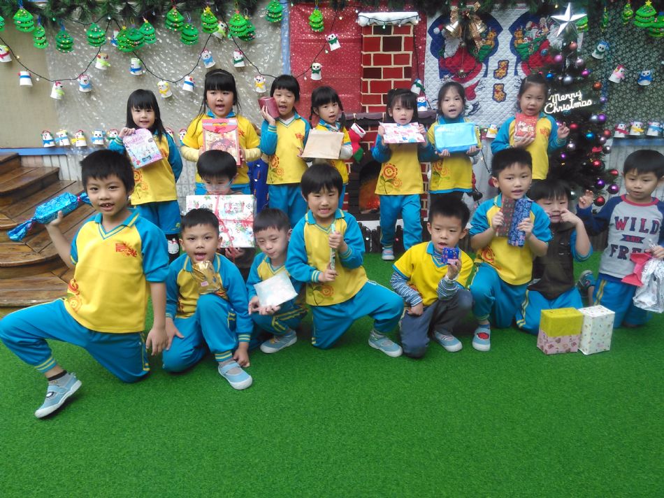 文件 : <FONT COLOR='red'>(108.12.25) 聖誕節【交換禮物】-1.JPG</FONT> <BR> 尺寸 : <FONT COLOR='blue'>950 × 712</FONT> 圖元 <BR> 格式 : <FONT COLOR='green'>jpg</FONT> <BR> 大小 : <FONT COLOR='green'> -- </FONT> KB