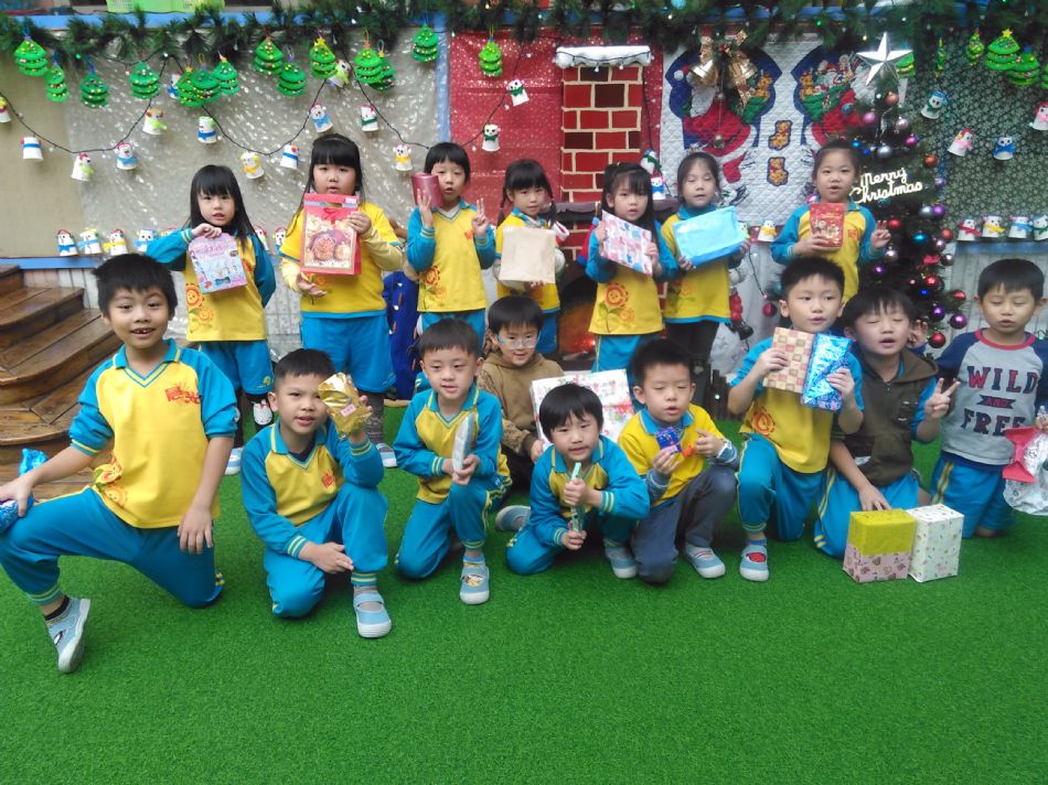 文件 : <FONT COLOR='red'>(108.12.25) 聖誕節【交換禮物】-11.JPG</FONT> <BR> 尺寸 : <FONT COLOR='blue'>950 × 712</FONT> 圖元 <BR> 格式 : <FONT COLOR='green'>jpg</FONT> <BR> 大小 : <FONT COLOR='green'> -- </FONT> KB