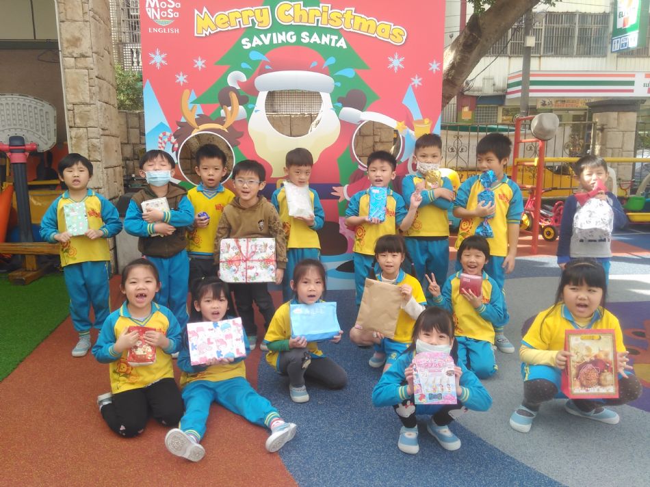 文件 : <FONT COLOR='red'>(108.12.25) 聖誕節【交換禮物】-12.JPG</FONT> <BR> 尺寸 : <FONT COLOR='blue'>950 × 712</FONT> 圖元 <BR> 格式 : <FONT COLOR='green'>jpg</FONT> <BR> 大小 : <FONT COLOR='green'> -- </FONT> KB