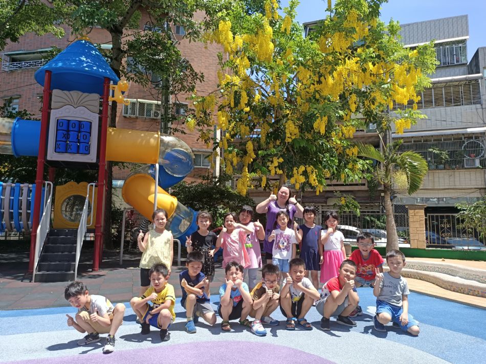 文件 : <FONT COLOR='red'>(109.06.18) 校園大合照-8.JPG</FONT> <BR> 尺寸 : <FONT COLOR='blue'>950 × 712</FONT> 圖元 <BR> 格式 : <FONT COLOR='green'>jpg</FONT> <BR> 大小 : <FONT COLOR='green'> -- </FONT> KB