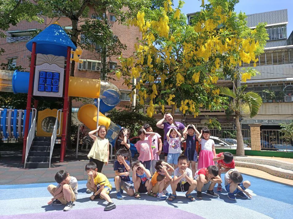 文件 : <FONT COLOR='red'>(109.06.18) 校園大合照-9.JPG</FONT> <BR> 尺寸 : <FONT COLOR='blue'>950 × 712</FONT> 圖元 <BR> 格式 : <FONT COLOR='green'>jpg</FONT> <BR> 大小 : <FONT COLOR='green'> -- </FONT> KB