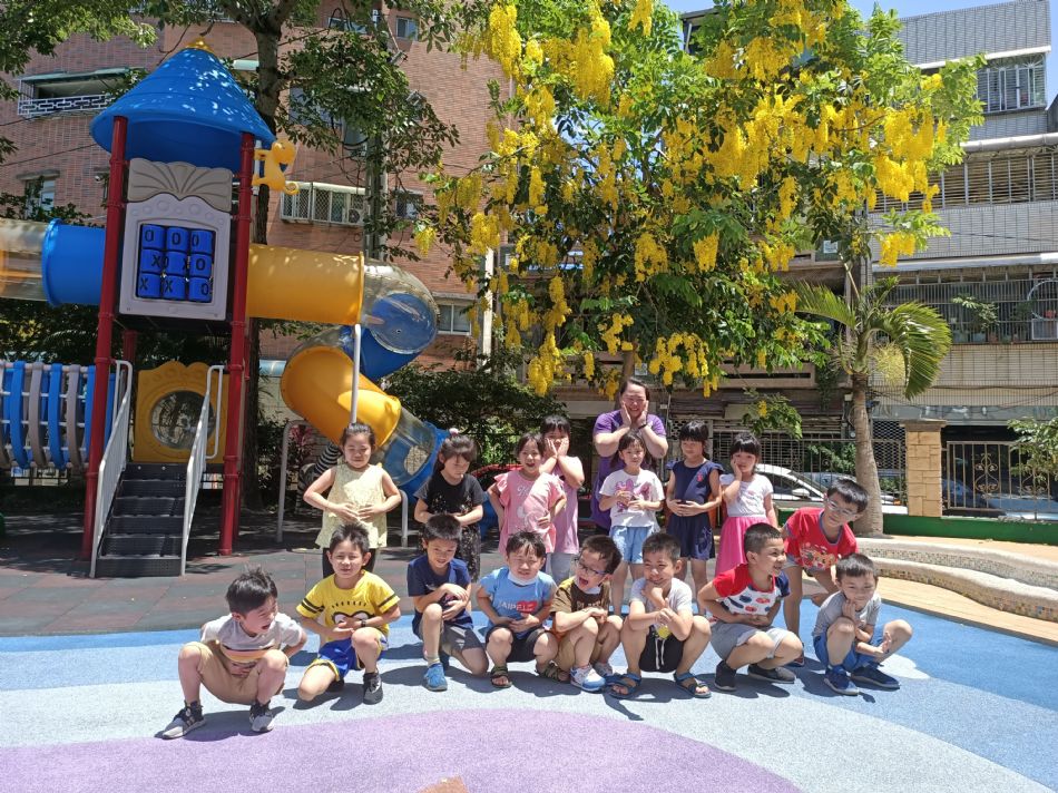 文件 : <FONT COLOR='red'>(109.06.18) 校園大合照.JPG</FONT> <BR> 尺寸 : <FONT COLOR='blue'>950 × 712</FONT> 圖元 <BR> 格式 : <FONT COLOR='green'>jpg</FONT> <BR> 大小 : <FONT COLOR='green'> -- </FONT> KB