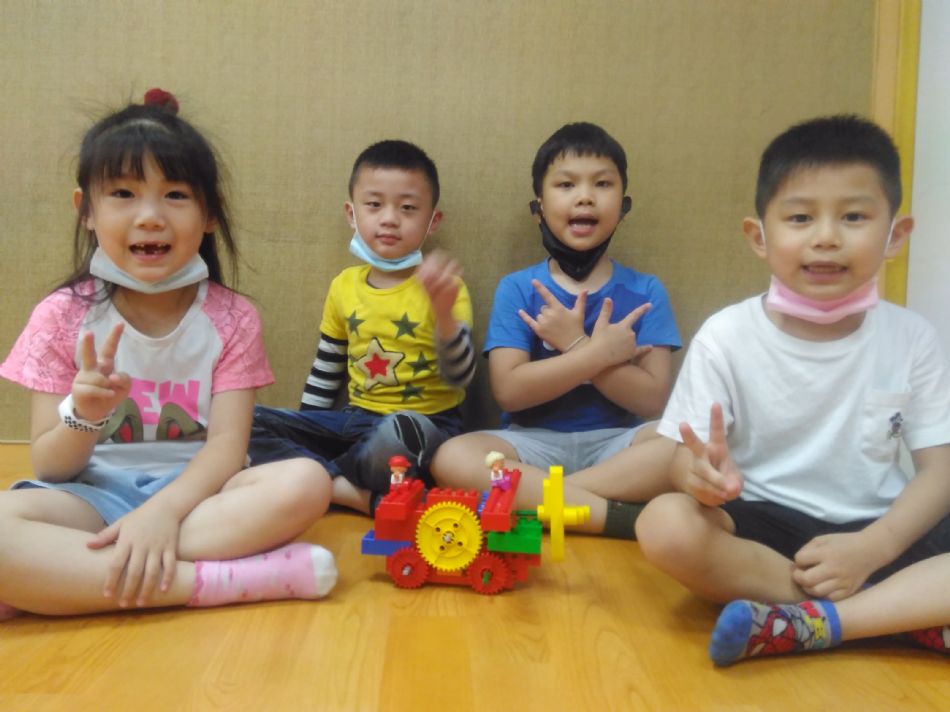 文件 : <FONT COLOR='red'>(109.05.22)樂高統整活動【雙翼飛機】-2.JPG</FONT> <BR> 尺寸 : <FONT COLOR='blue'>950 × 712</FONT> 圖元 <BR> 格式 : <FONT COLOR='green'>jpg</FONT> <BR> 大小 : <FONT COLOR='green'> -- </FONT> KB