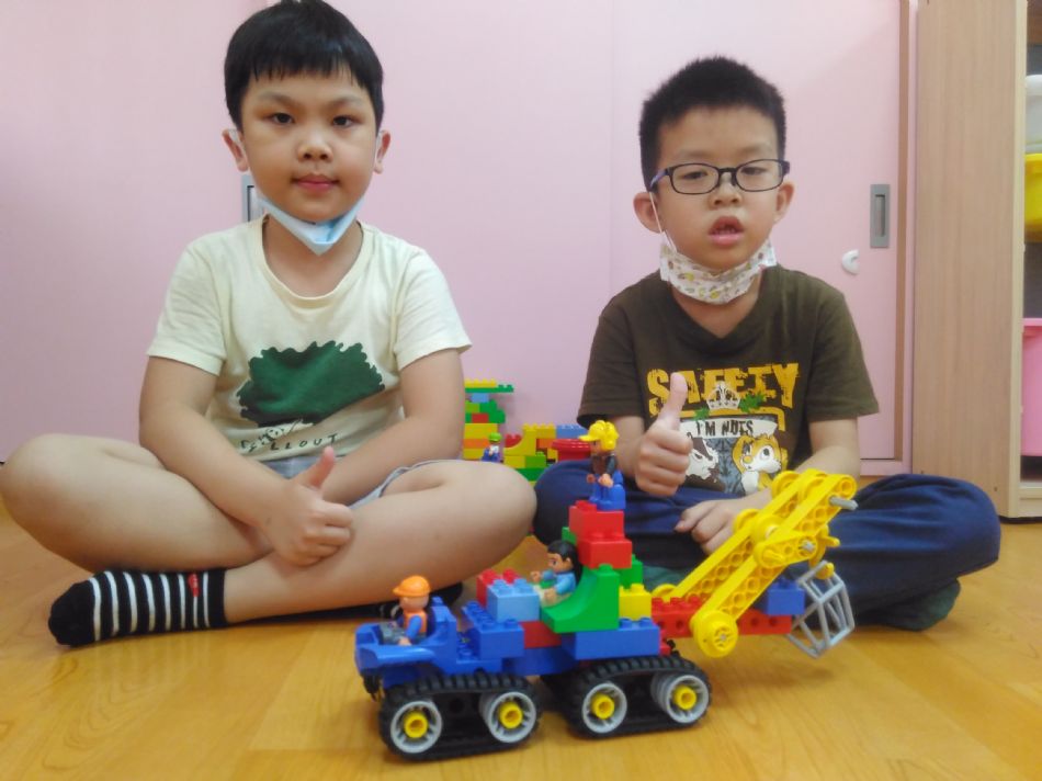 文件 : <FONT COLOR='red'>(109.05.29)樂高【吊車】-1.JPG</FONT> <BR> 尺寸 : <FONT COLOR='blue'>950 × 712</FONT> 圖元 <BR> 格式 : <FONT COLOR='green'>jpg</FONT> <BR> 大小 : <FONT COLOR='green'> -- </FONT> KB