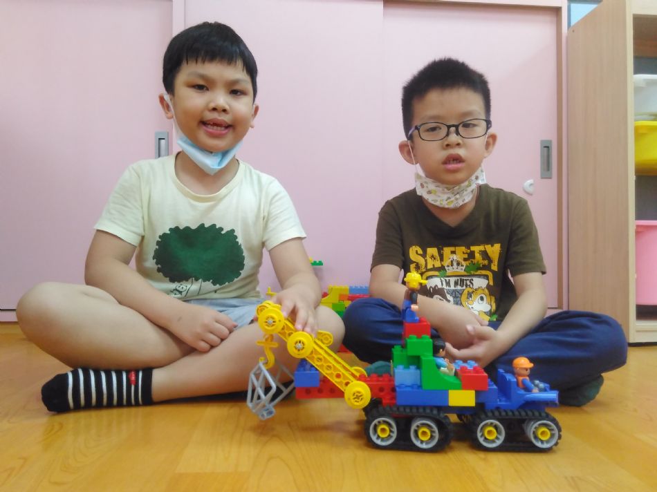 文件 : <FONT COLOR='red'>(109.05.29)樂高【吊車】-2.JPG</FONT> <BR> 尺寸 : <FONT COLOR='blue'>950 × 712</FONT> 圖元 <BR> 格式 : <FONT COLOR='green'>jpg</FONT> <BR> 大小 : <FONT COLOR='green'> -- </FONT> KB