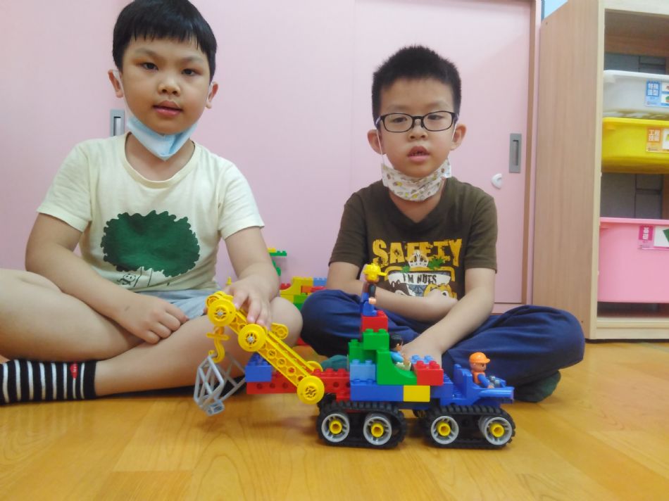 文件 : <FONT COLOR='red'>(109.05.29)樂高【吊車】.JPG</FONT> <BR> 尺寸 : <FONT COLOR='blue'>950 × 712</FONT> 圖元 <BR> 格式 : <FONT COLOR='green'>jpg</FONT> <BR> 大小 : <FONT COLOR='green'> -- </FONT> KB