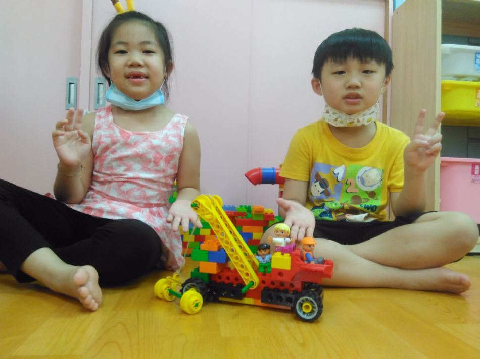 文件 : <FONT COLOR='red'>(109.05.29)樂高【吊車】-1.JPG</FONT> <BR> 尺寸 : <FONT COLOR='blue'>950 × 712</FONT> 圖元 <BR> 格式 : <FONT COLOR='green'>jpg</FONT> <BR> 大小 : <FONT COLOR='green'> -- </FONT> KB