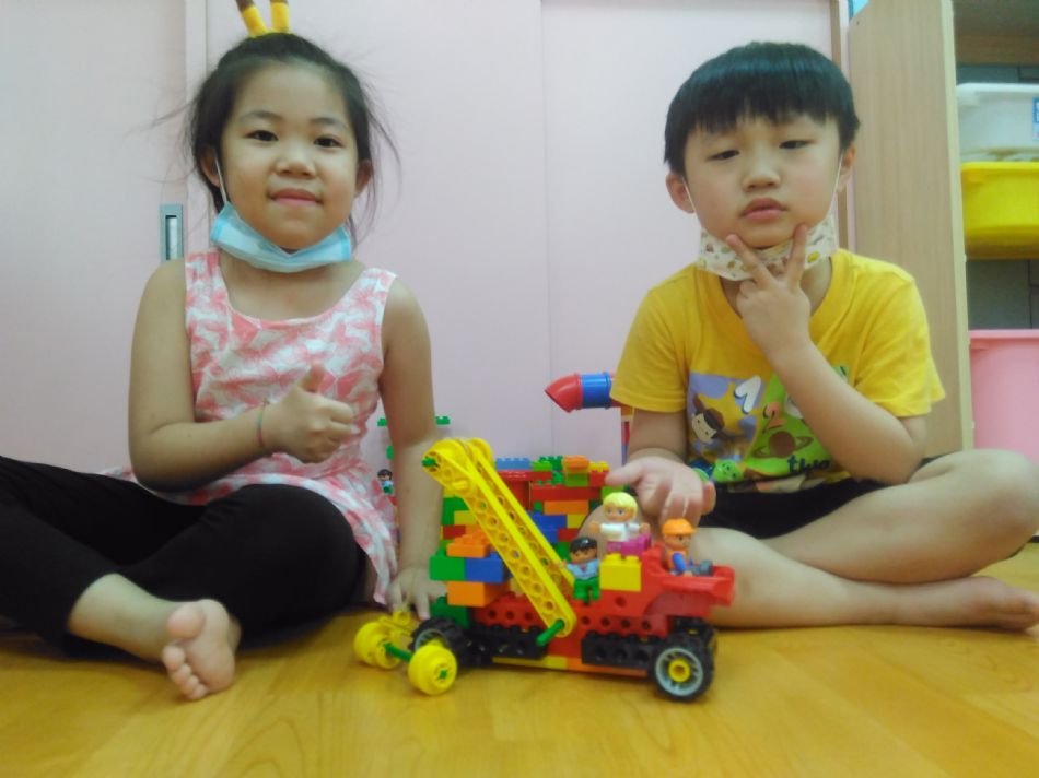 文件 : <FONT COLOR='red'>(109.05.29)樂高【吊車】.JPG</FONT> <BR> 尺寸 : <FONT COLOR='blue'>950 × 712</FONT> 圖元 <BR> 格式 : <FONT COLOR='green'>jpg</FONT> <BR> 大小 : <FONT COLOR='green'> -- </FONT> KB