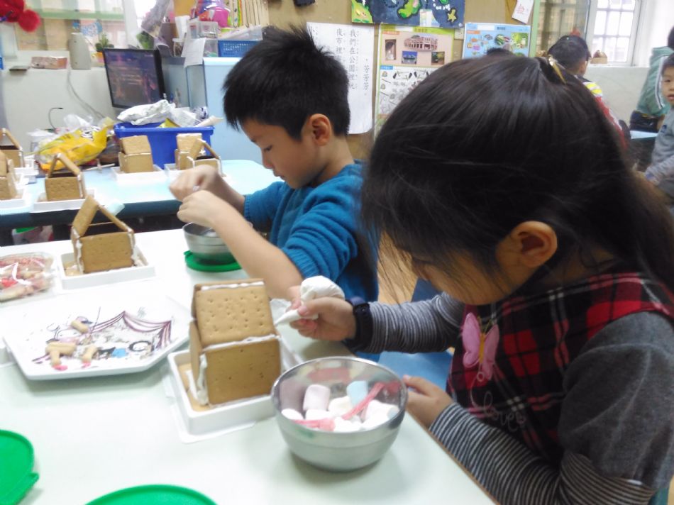 文件 : <FONT COLOR='red'>(108.12.24) 聖誕小屋-2.JPG</FONT> <BR> 尺寸 : <FONT COLOR='blue'>950 × 712</FONT> 圖元 <BR> 格式 : <FONT COLOR='green'>jpg</FONT> <BR> 大小 : <FONT COLOR='green'> -- </FONT> KB