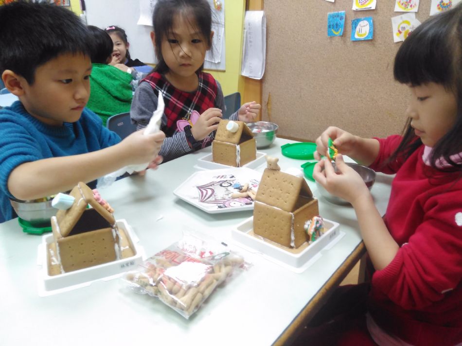 文件 : <FONT COLOR='red'>(108.12.24) 聖誕小屋-3.JPG</FONT> <BR> 尺寸 : <FONT COLOR='blue'>950 × 712</FONT> 圖元 <BR> 格式 : <FONT COLOR='green'>jpg</FONT> <BR> 大小 : <FONT COLOR='green'> -- </FONT> KB