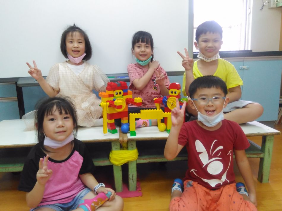 文件 : <FONT COLOR='red'>(109.05.15)樂高【曲棍球開幕賽】.JPG</FONT> <BR> 尺寸 : <FONT COLOR='blue'>950 × 712</FONT> 圖元 <BR> 格式 : <FONT COLOR='green'>jpg</FONT> <BR> 大小 : <FONT COLOR='green'> -- </FONT> KB