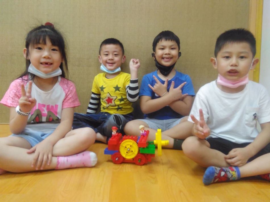 文件 : <FONT COLOR='red'>(109.05.22)樂高統整活動【雙翼飛機】-1.JPG</FONT> <BR> 尺寸 : <FONT COLOR='blue'>950 × 712</FONT> 圖元 <BR> 格式 : <FONT COLOR='green'>jpg</FONT> <BR> 大小 : <FONT COLOR='green'> -- </FONT> KB