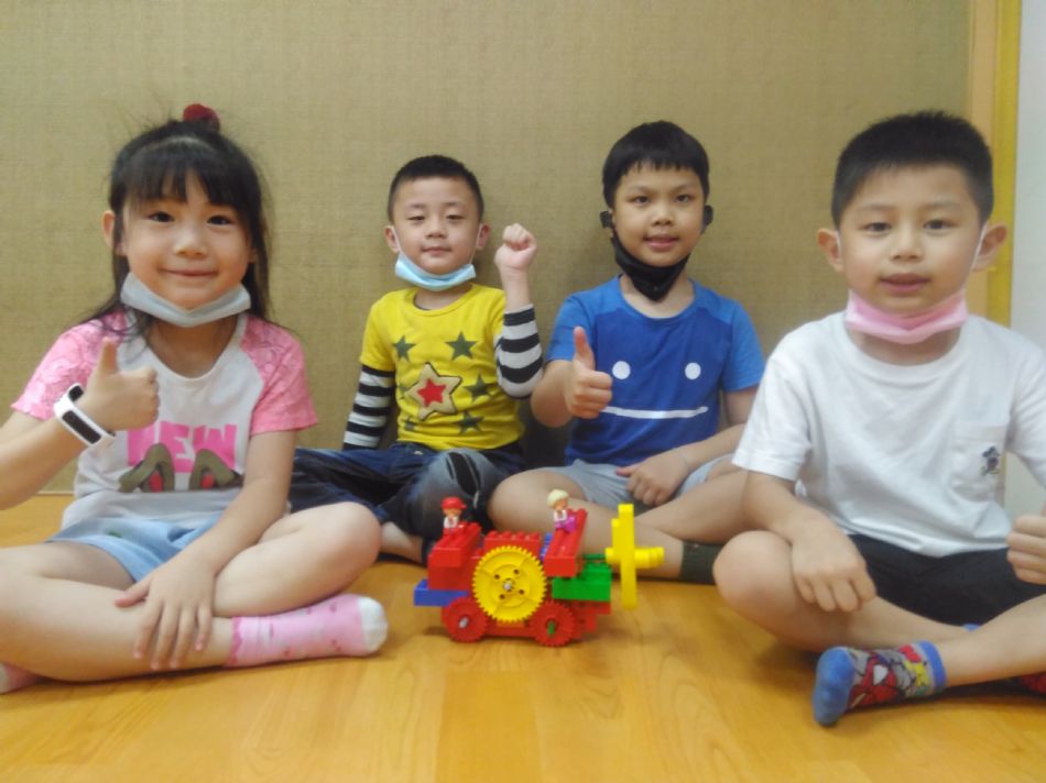 文件 : <FONT COLOR='red'>(109.05.22)樂高統整活動【雙翼飛機】.JPG</FONT> <BR> 尺寸 : <FONT COLOR='blue'>950 × 712</FONT> 圖元 <BR> 格式 : <FONT COLOR='green'>jpg</FONT> <BR> 大小 : <FONT COLOR='green'> -- </FONT> KB