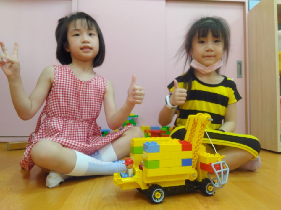 文件 : <FONT COLOR='red'>(109.05.29)樂高【吊車】-2.JPG</FONT> <BR> 尺寸 : <FONT COLOR='blue'>950 × 712</FONT> 圖元 <BR> 格式 : <FONT COLOR='green'>jpg</FONT> <BR> 大小 : <FONT COLOR='green'> -- </FONT> KB