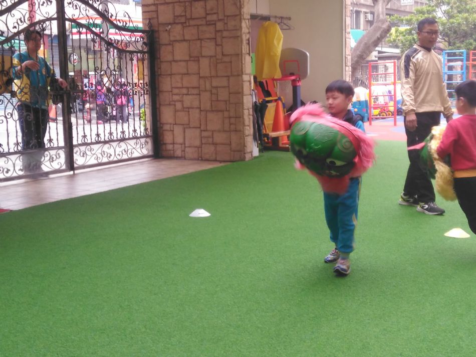 文件 : <FONT COLOR='red'>(109.01.22) 體能【過年來舞獅】.JPG</FONT> <BR> 尺寸 : <FONT COLOR='blue'>950 × 712</FONT> 圖元 <BR> 格式 : <FONT COLOR='green'>jpg</FONT> <BR> 大小 : <FONT COLOR='green'> -- </FONT> KB