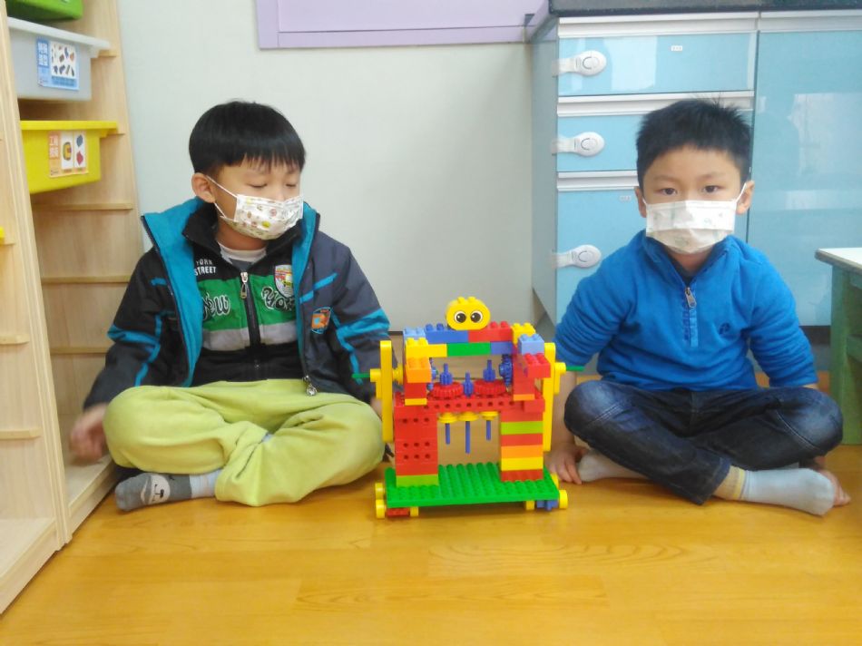 文件 : <FONT COLOR='red'>(109.01.31) 樂高【夢想中的機器人】-1.JPG</FONT> <BR> 尺寸 : <FONT COLOR='blue'>950 × 712</FONT> 圖元 <BR> 格式 : <FONT COLOR='green'>jpg</FONT> <BR> 大小 : <FONT COLOR='green'> -- </FONT> KB