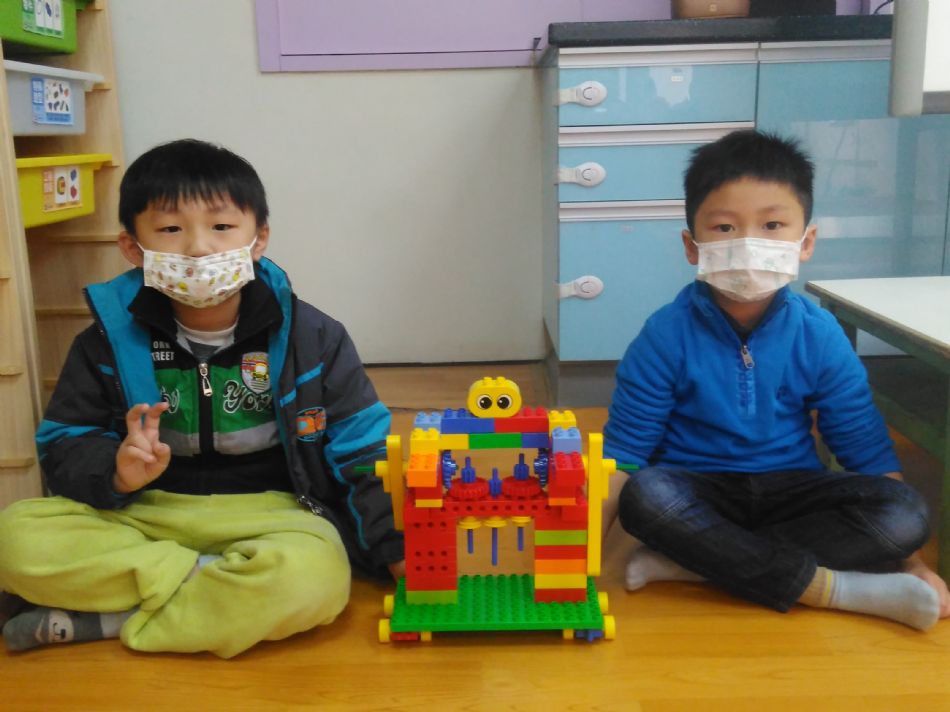 文件 : <FONT COLOR='red'>(109.01.31) 樂高【夢想中的機器人】.JPG</FONT> <BR> 尺寸 : <FONT COLOR='blue'>950 × 712</FONT> 圖元 <BR> 格式 : <FONT COLOR='green'>jpg</FONT> <BR> 大小 : <FONT COLOR='green'> -- </FONT> KB