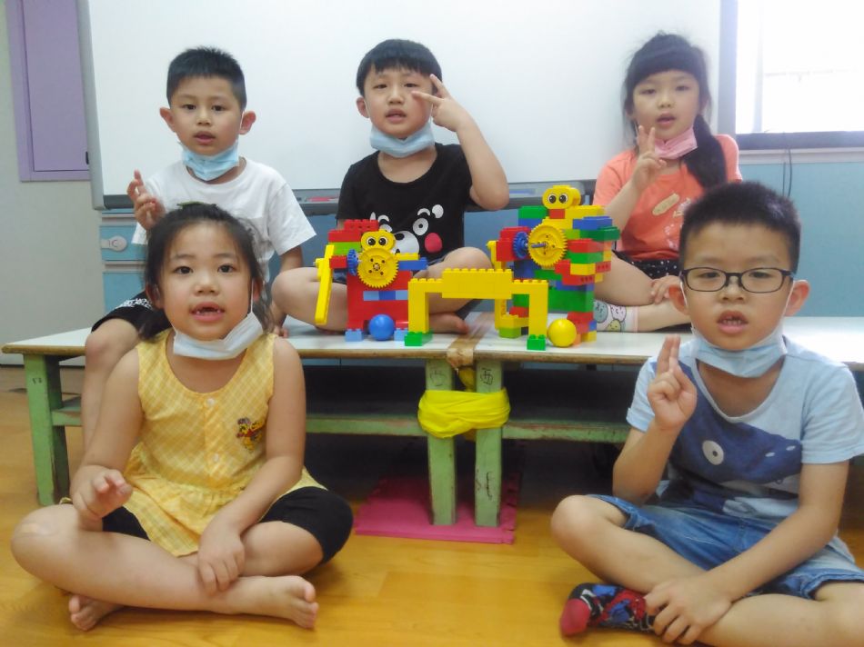 文件 : <FONT COLOR='red'>(109.05.15)樂高【曲棍球開幕賽】.JPG</FONT> <BR> 尺寸 : <FONT COLOR='blue'>950 × 712</FONT> 圖元 <BR> 格式 : <FONT COLOR='green'>jpg</FONT> <BR> 大小 : <FONT COLOR='green'> -- </FONT> KB