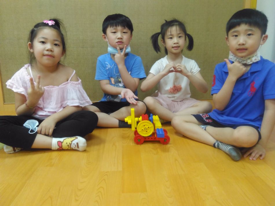 文件 : <FONT COLOR='red'>(109.05.22)樂高統整活動【雙翼飛機】-1.JPG</FONT> <BR> 尺寸 : <FONT COLOR='blue'>950 × 712</FONT> 圖元 <BR> 格式 : <FONT COLOR='green'>jpg</FONT> <BR> 大小 : <FONT COLOR='green'> -- </FONT> KB