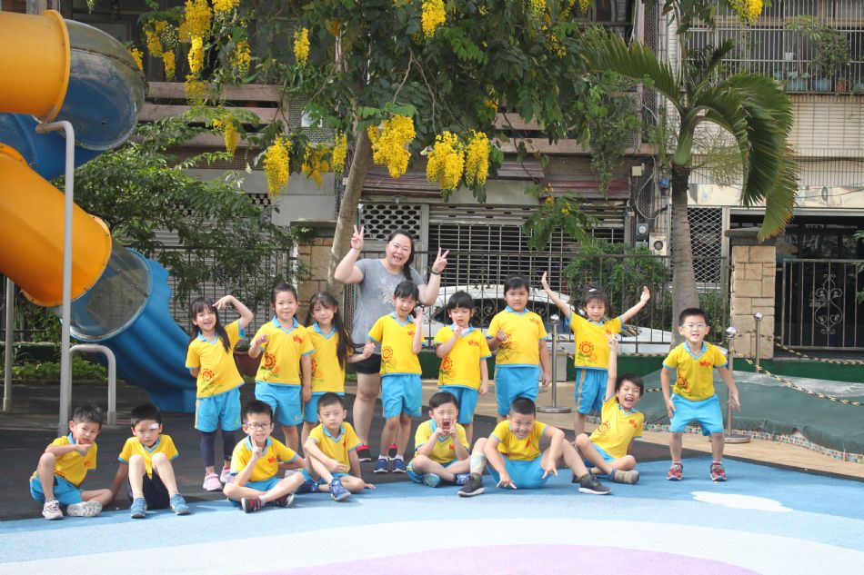 文件 : <FONT COLOR='red'>(109.06.10)校園大合照-1.JPG</FONT> <BR> 尺寸 : <FONT COLOR='blue'>950 × 633</FONT> 圖元 <BR> 格式 : <FONT COLOR='green'>jpg</FONT> <BR> 大小 : <FONT COLOR='green'> -- </FONT> KB