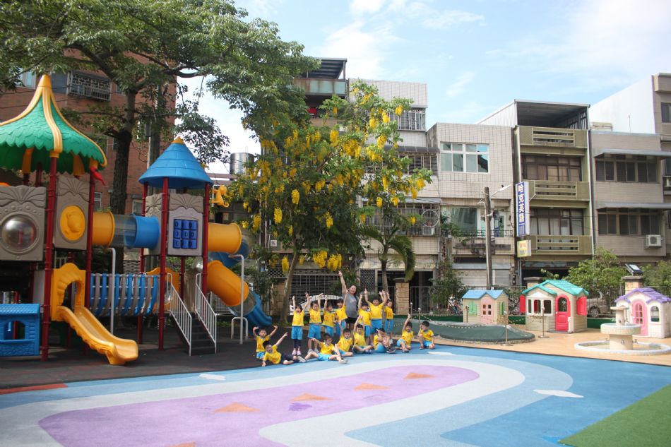 文件 : <FONT COLOR='red'>(109.06.10)校園大合照.JPG</FONT> <BR> 尺寸 : <FONT COLOR='blue'>950 × 633</FONT> 圖元 <BR> 格式 : <FONT COLOR='green'>jpg</FONT> <BR> 大小 : <FONT COLOR='green'> -- </FONT> KB