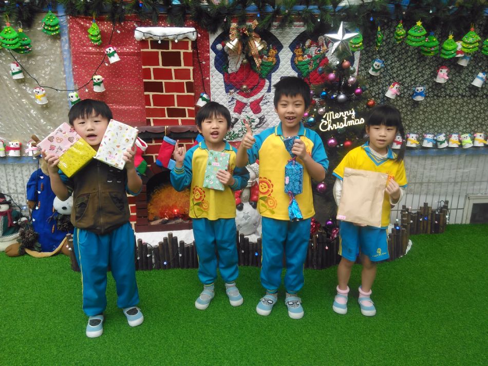 文件 : <FONT COLOR='red'>(108.12.25) 聖誕節【交換禮物】-6.JPG</FONT> <BR> 尺寸 : <FONT COLOR='blue'>950 × 712</FONT> 圖元 <BR> 格式 : <FONT COLOR='green'>jpg</FONT> <BR> 大小 : <FONT COLOR='green'> -- </FONT> KB