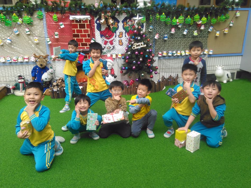 文件 : <FONT COLOR='red'>(108.12.25) 聖誕節【交換禮物】-8.JPG</FONT> <BR> 尺寸 : <FONT COLOR='blue'>950 × 712</FONT> 圖元 <BR> 格式 : <FONT COLOR='green'>jpg</FONT> <BR> 大小 : <FONT COLOR='green'> -- </FONT> KB