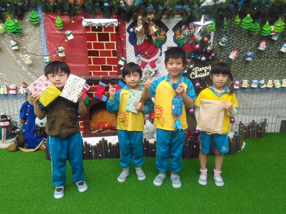 文件 : <FONT COLOR='red'>(108.12.25) 聖誕節【交換禮物】.JPG</FONT> <BR> 尺寸 : <FONT COLOR='blue'>950 × 712</FONT> 圖元 <BR> 格式 : <FONT COLOR='green'>jpg</FONT> <BR> 大小 : <FONT COLOR='green'> -- </FONT> KB