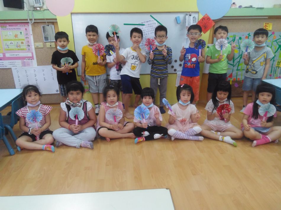 文件 : <FONT COLOR='red'>(109.05.08)母親節禮物【伸縮扇】-2.JPG</FONT> <BR> 尺寸 : <FONT COLOR='blue'>950 × 712</FONT> 圖元 <BR> 格式 : <FONT COLOR='green'>jpg</FONT> <BR> 大小 : <FONT COLOR='green'> -- </FONT> KB