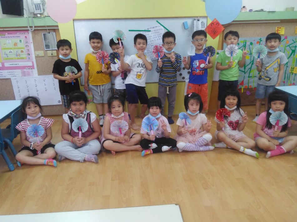 文件 : <FONT COLOR='red'>(109.05.08)母親節禮物【伸縮扇】.JPG</FONT> <BR> 尺寸 : <FONT COLOR='blue'>950 × 712</FONT> 圖元 <BR> 格式 : <FONT COLOR='green'>jpg</FONT> <BR> 大小 : <FONT COLOR='green'> -- </FONT> KB