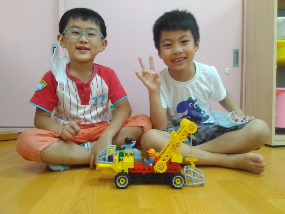 文件 : <FONT COLOR='red'>(109.05.29)樂高【吊車】-1.JPG</FONT> <BR> 尺寸 : <FONT COLOR='blue'>950 × 712</FONT> 圖元 <BR> 格式 : <FONT COLOR='green'>jpg</FONT> <BR> 大小 : <FONT COLOR='green'> -- </FONT> KB