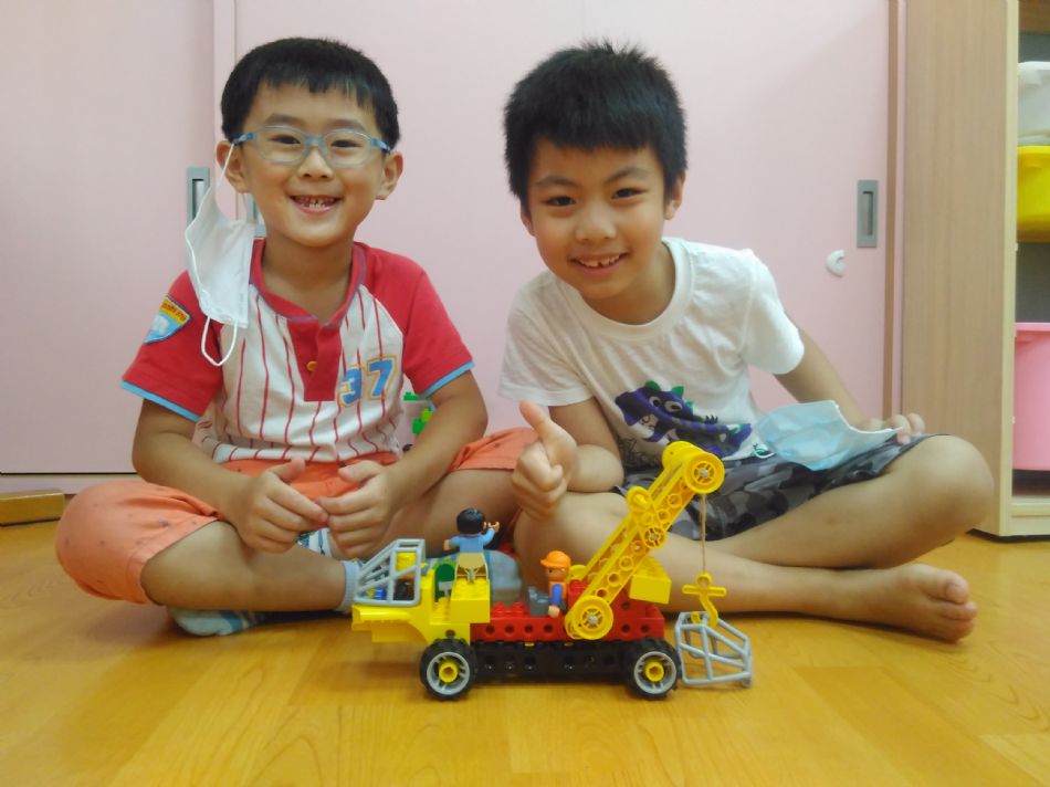 文件 : <FONT COLOR='red'>(109.05.29)樂高【吊車】-3.JPG</FONT> <BR> 尺寸 : <FONT COLOR='blue'>950 × 712</FONT> 圖元 <BR> 格式 : <FONT COLOR='green'>jpg</FONT> <BR> 大小 : <FONT COLOR='green'> -- </FONT> KB