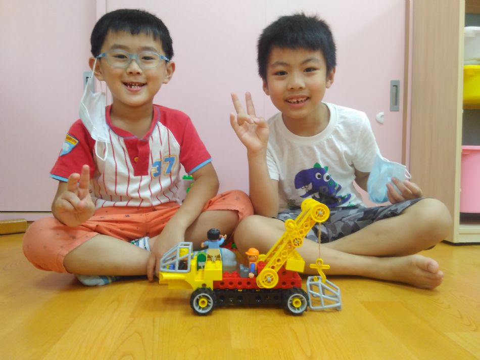 文件 : <FONT COLOR='red'>(109.05.29)樂高【吊車】.JPG</FONT> <BR> 尺寸 : <FONT COLOR='blue'>950 × 712</FONT> 圖元 <BR> 格式 : <FONT COLOR='green'>jpg</FONT> <BR> 大小 : <FONT COLOR='green'> -- </FONT> KB