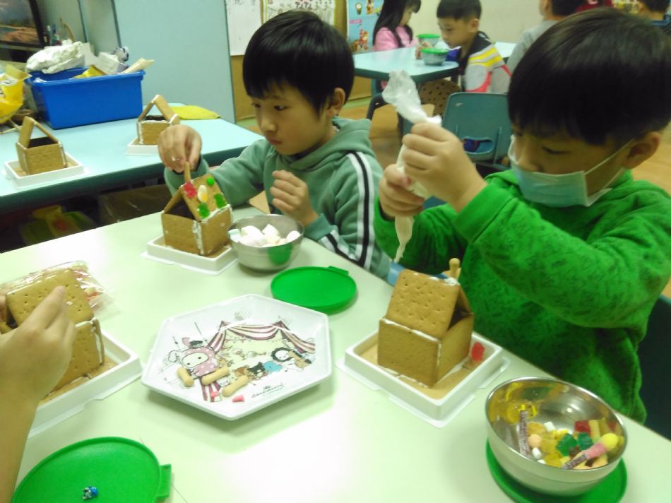 文件 : <FONT COLOR='red'>(108.12.24) 聖誕小屋-2.JPG</FONT> <BR> 尺寸 : <FONT COLOR='blue'>950 × 712</FONT> 圖元 <BR> 格式 : <FONT COLOR='green'>jpg</FONT> <BR> 大小 : <FONT COLOR='green'> -- </FONT> KB