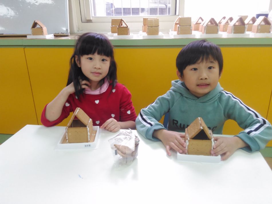 文件 : <FONT COLOR='red'>(108.12.24) 聖誕小屋.JPG</FONT> <BR> 尺寸 : <FONT COLOR='blue'>950 × 712</FONT> 圖元 <BR> 格式 : <FONT COLOR='green'>jpg</FONT> <BR> 大小 : <FONT COLOR='green'> -- </FONT> KB