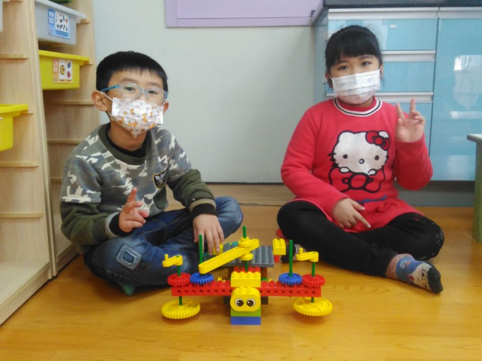 文件 : <FONT COLOR='red'>(109.01.31) 樂高【夢想中的機器人】-1.JPG</FONT> <BR> 尺寸 : <FONT COLOR='blue'>950 × 712</FONT> 圖元 <BR> 格式 : <FONT COLOR='green'>jpg</FONT> <BR> 大小 : <FONT COLOR='green'> -- </FONT> KB