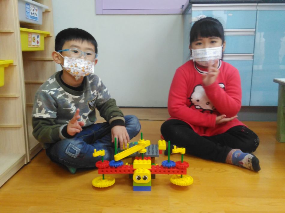 文件 : <FONT COLOR='red'>(109.01.31) 樂高【夢想中的機器人】-3.JPG</FONT> <BR> 尺寸 : <FONT COLOR='blue'>950 × 712</FONT> 圖元 <BR> 格式 : <FONT COLOR='green'>jpg</FONT> <BR> 大小 : <FONT COLOR='green'> -- </FONT> KB