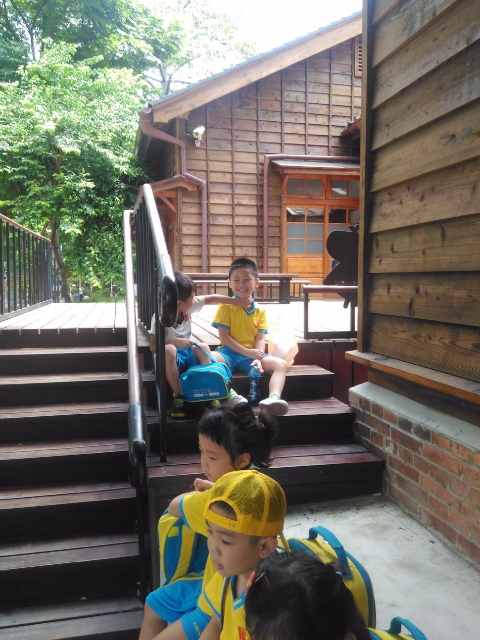 文件 : <FONT COLOR='red'>(108.08.16)壢小故事森林-11.JPG</FONT> <BR> 尺寸 : <FONT COLOR='blue'>950 × 1267</FONT> 圖元 <BR> 格式 : <FONT COLOR='green'>jpg</FONT> <BR> 大小 : <FONT COLOR='green'> -- </FONT> KB