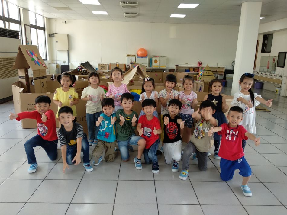 文件 : <FONT COLOR='red'>(108.10.24)主題【紙箱大迷宮】-1.JPG</FONT> <BR> 尺寸 : <FONT COLOR='blue'>950 × 712</FONT> 圖元 <BR> 格式 : <FONT COLOR='green'>jpg</FONT> <BR> 大小 : <FONT COLOR='green'> -- </FONT> KB