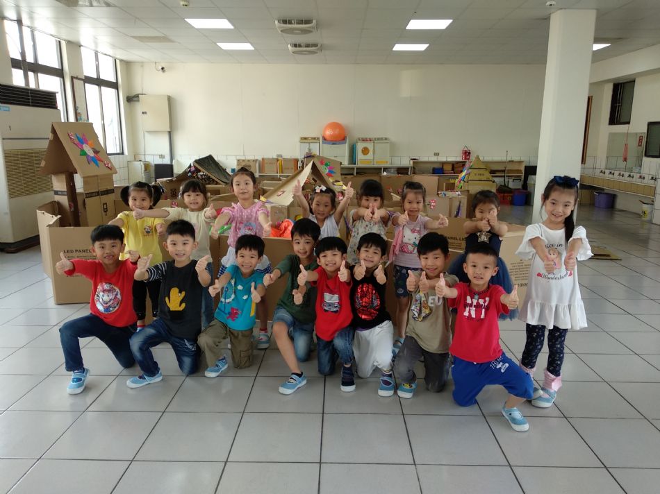 文件 : <FONT COLOR='red'>(108.10.24)主題【紙箱大迷宮】-10.JPG</FONT> <BR> 尺寸 : <FONT COLOR='blue'>950 × 712</FONT> 圖元 <BR> 格式 : <FONT COLOR='green'>jpg</FONT> <BR> 大小 : <FONT COLOR='green'> -- </FONT> KB