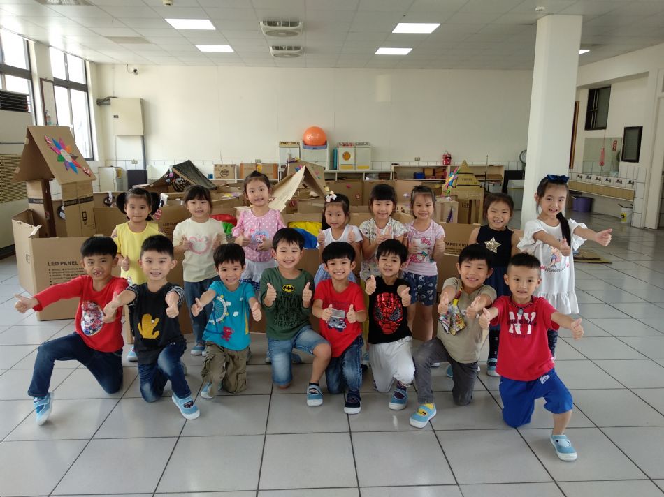 文件 : <FONT COLOR='red'>(108.10.24)主題【紙箱大迷宮】-2.JPG</FONT> <BR> 尺寸 : <FONT COLOR='blue'>950 × 712</FONT> 圖元 <BR> 格式 : <FONT COLOR='green'>jpg</FONT> <BR> 大小 : <FONT COLOR='green'> -- </FONT> KB