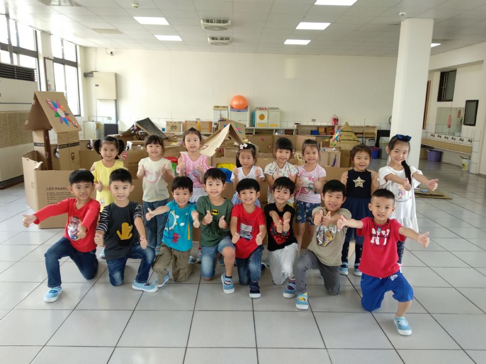 文件 : <FONT COLOR='red'>(108.10.24)主題【紙箱大迷宮】-3.JPG</FONT> <BR> 尺寸 : <FONT COLOR='blue'>950 × 712</FONT> 圖元 <BR> 格式 : <FONT COLOR='green'>jpg</FONT> <BR> 大小 : <FONT COLOR='green'> -- </FONT> KB